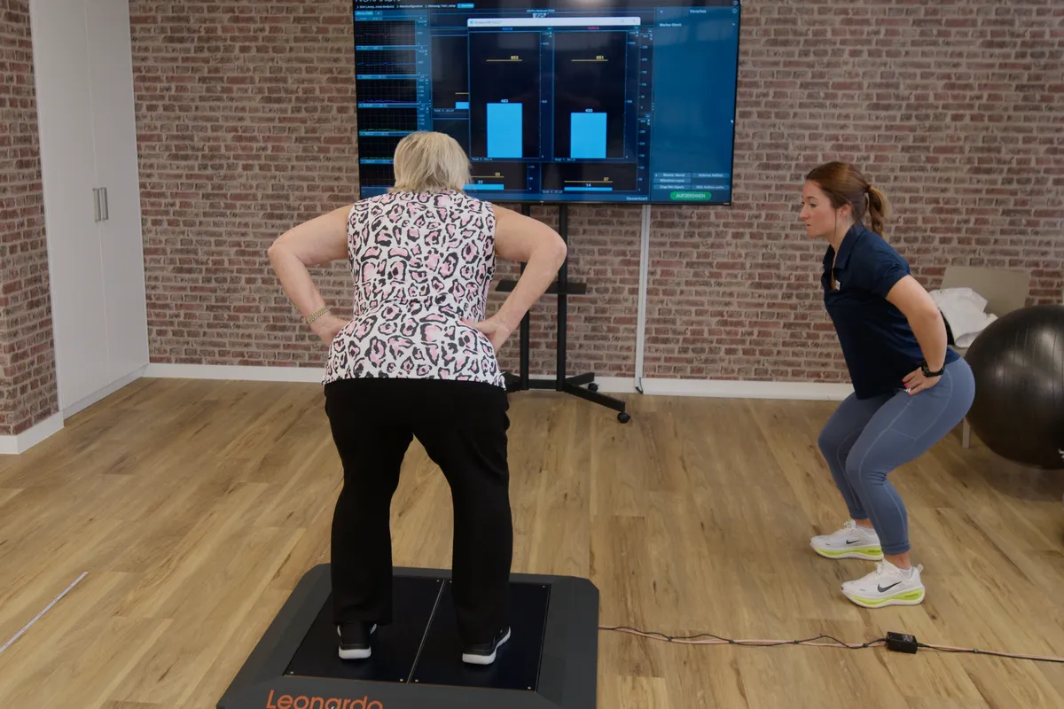 EMG-Biofeedbacktraining mit Übungen auf der Matte bei Ortho4Sport