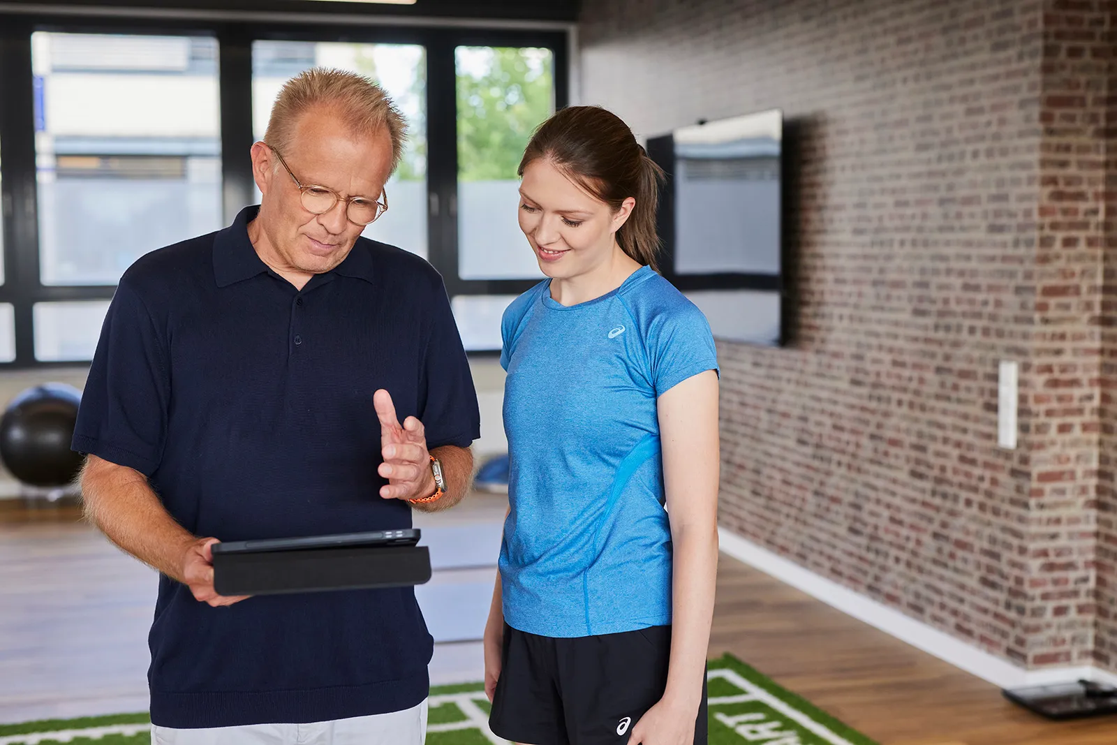 Prof. Dr. Tobolski bei der Anleitung einer Patientin zum funktionellen Training