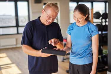 Arzt-Patienten-Gespräch zur Rehabilitation bei Ortho4Sport