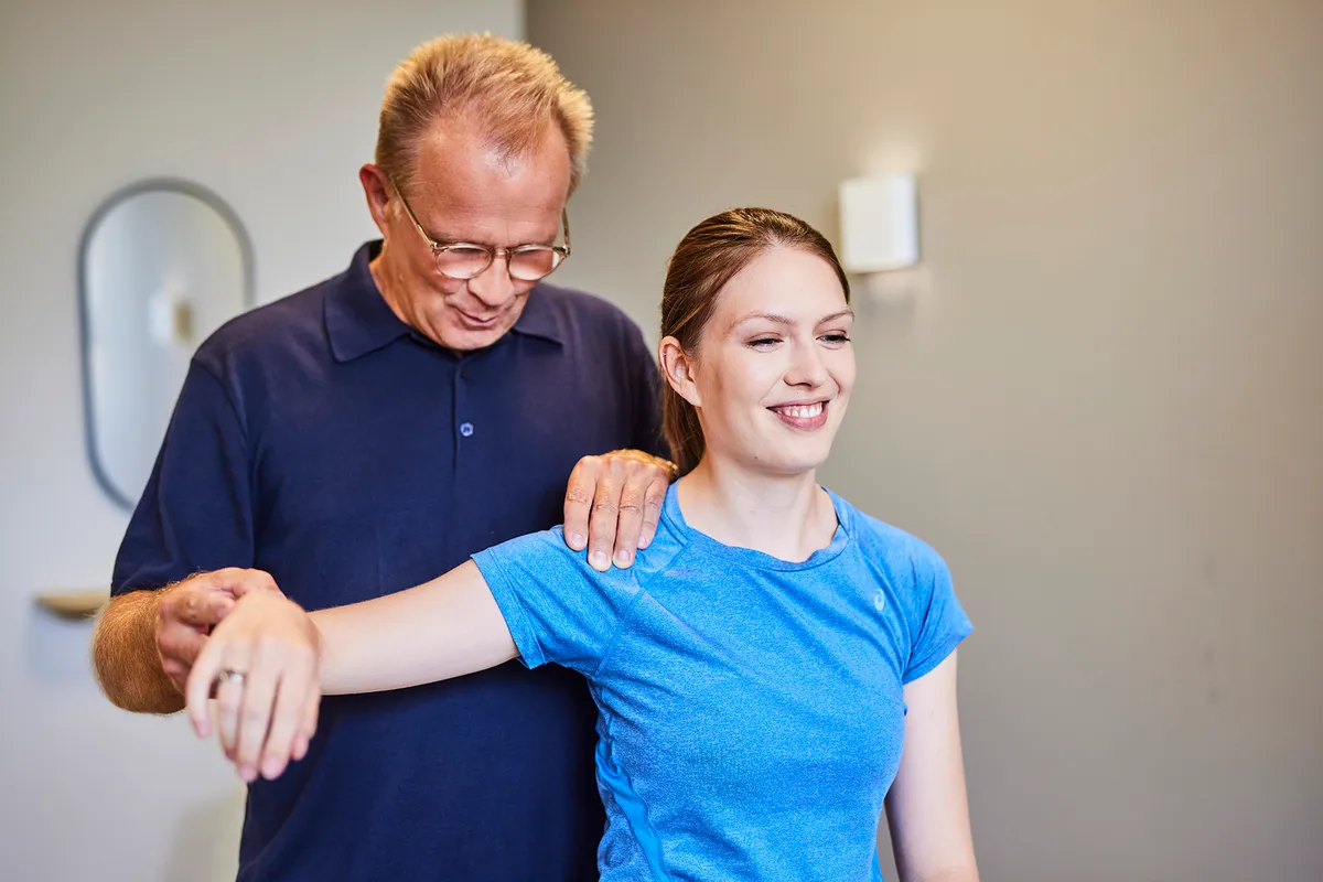Prof. Dr. Tobolski bei der Schulteruntersuchung einer Patientin