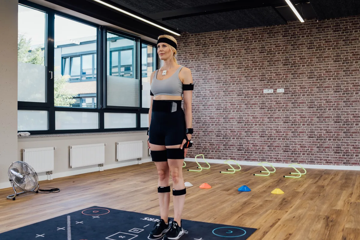 Athletin mit Motion-Capture-Sensoren im Bewegungsanalyse-Labor von Ortho4Sport