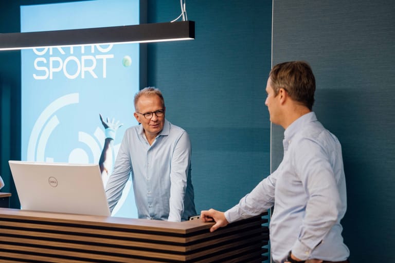 Das Ortho4Sport-Team am Empfang der Praxis