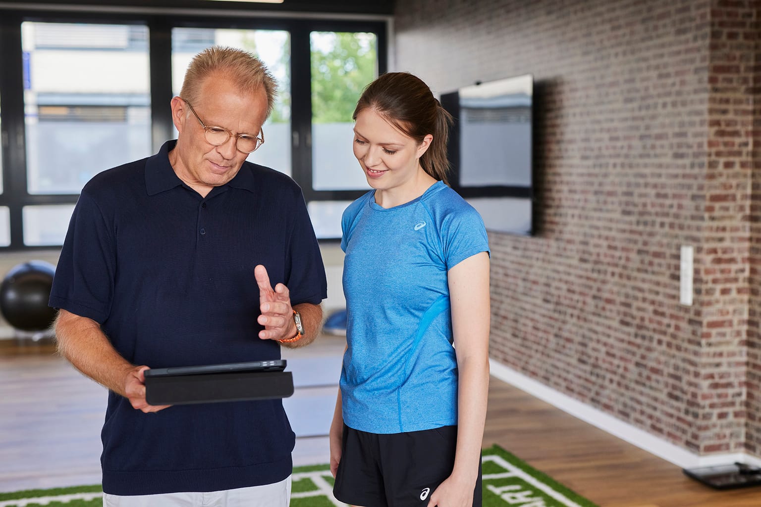 Besprechung des individuellen Trainingsplans auf der Trainingsfläche