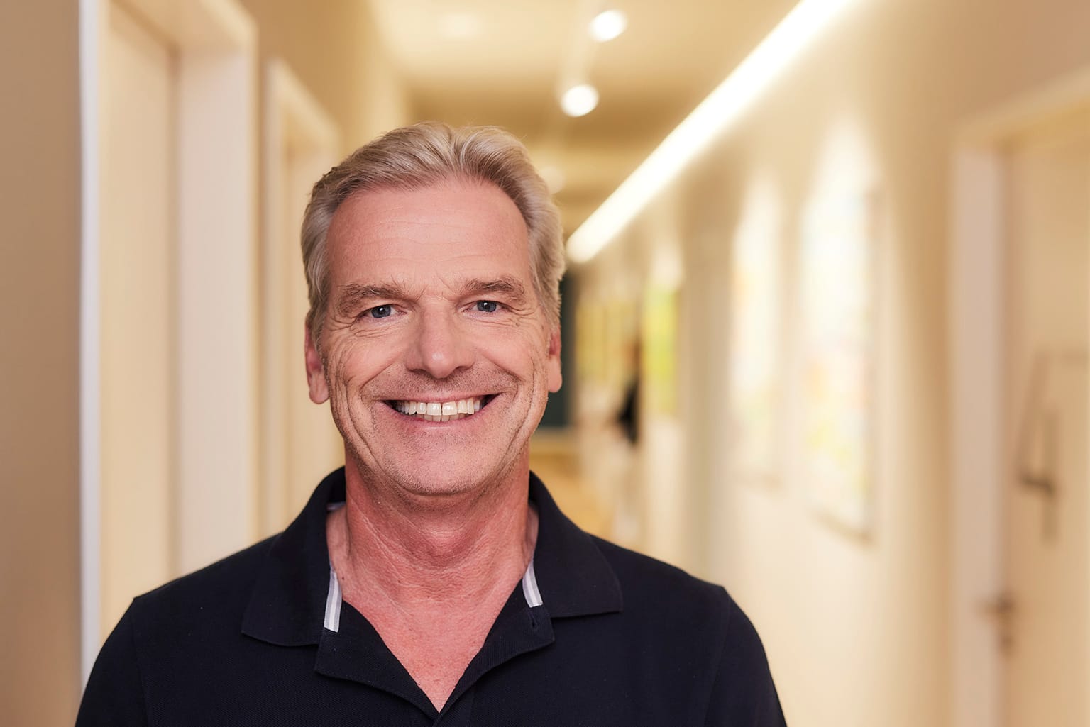 Dr. Robert Döhmen bei der Behandlung eines Patienten