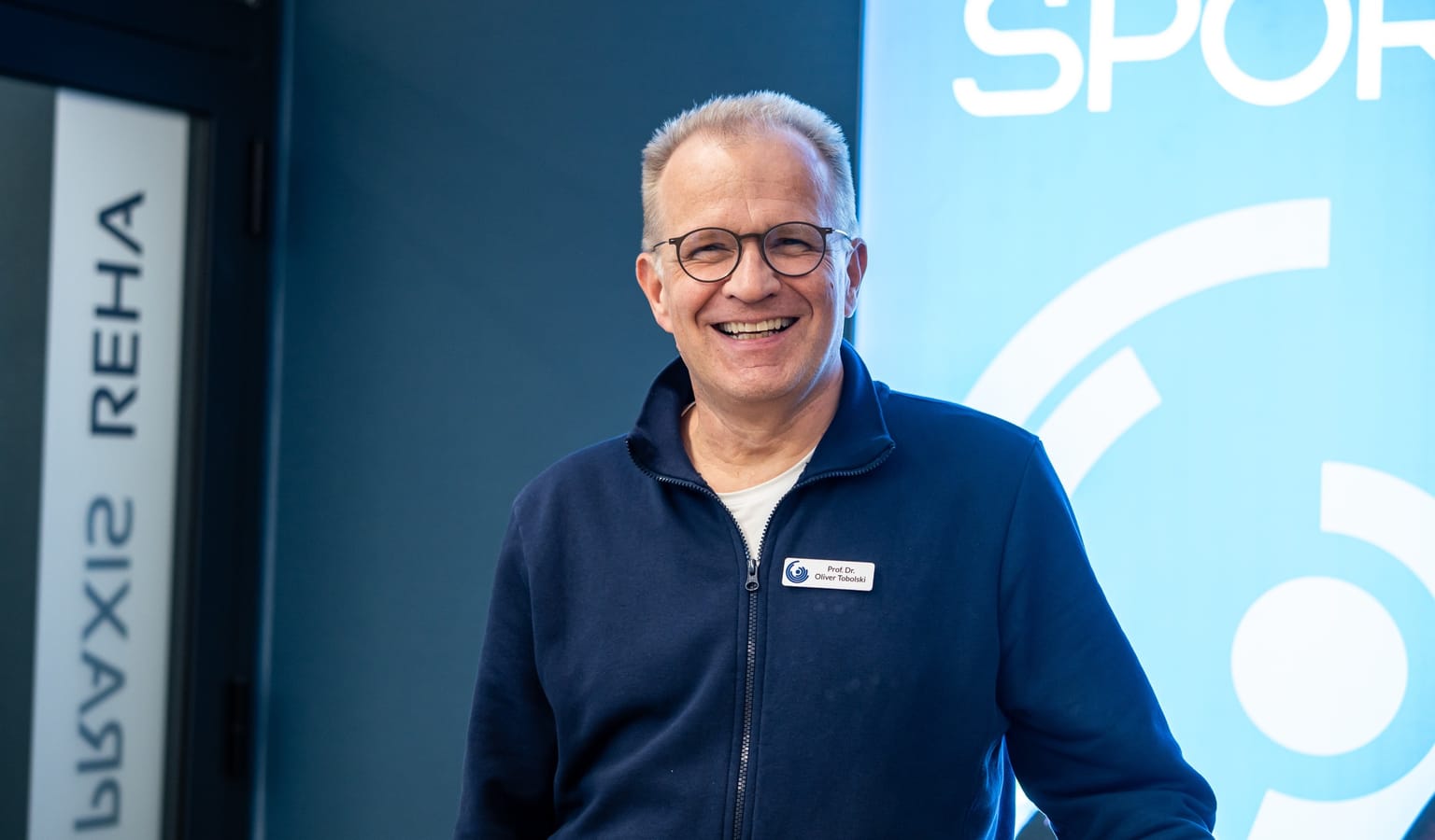 Prof. Dr. Tobolski bei der orthopädischen Untersuchung einer Patientin