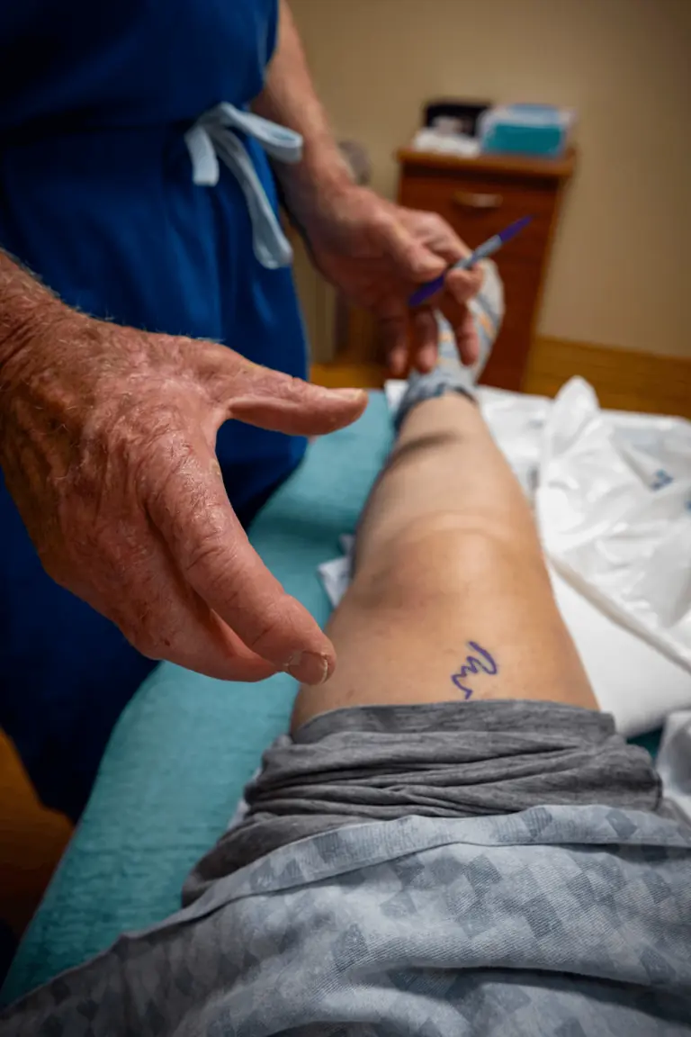 Prof. Dr. Oliver Tobolski berät einen Patienten zur Meniskus-Behandlung bei Ortho4Sport in Köln