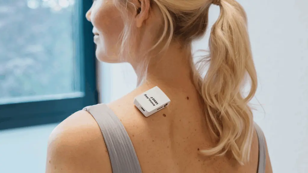 Rückansicht einer Patientin mit dem free2move Connector